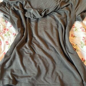 2/35$🍓⭐️ Classic Solid Black Tee cowl neck